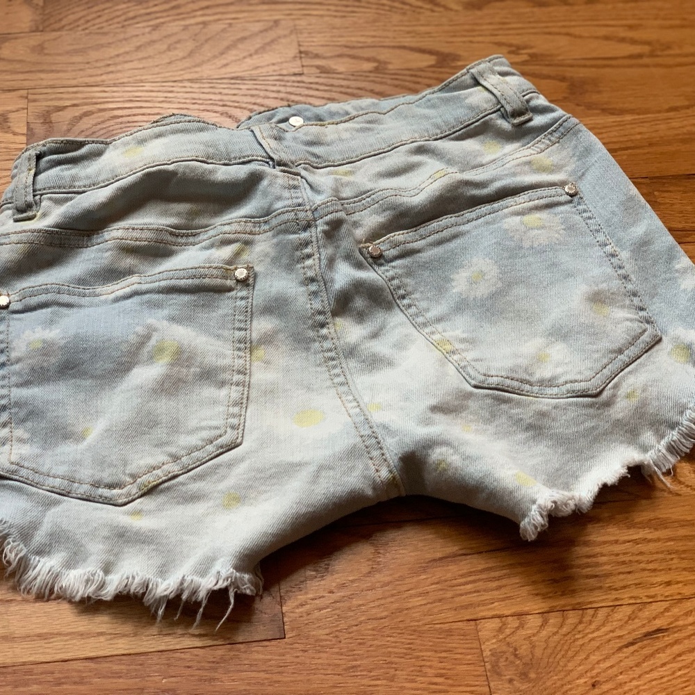 FLOWER DENIM SHORTS
